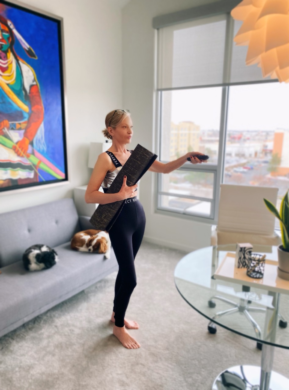 Lifestyle Influencer, Jamie Lewinger of More Than Turquoise, wearing Perfect Balance yoga wear