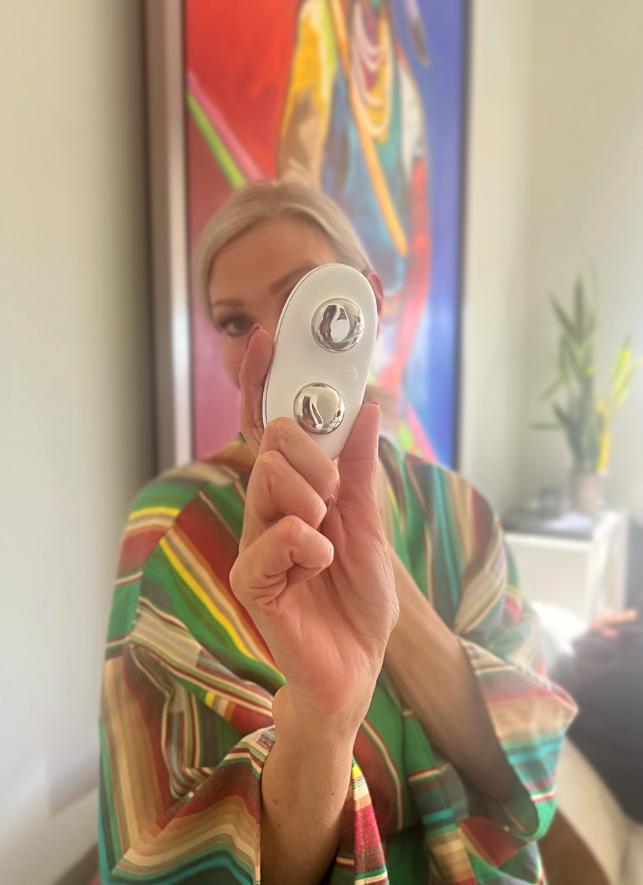 Lifestyle Influencer, Jamie Lewinger of More Than Turquoise with the ZIIP Halo device 